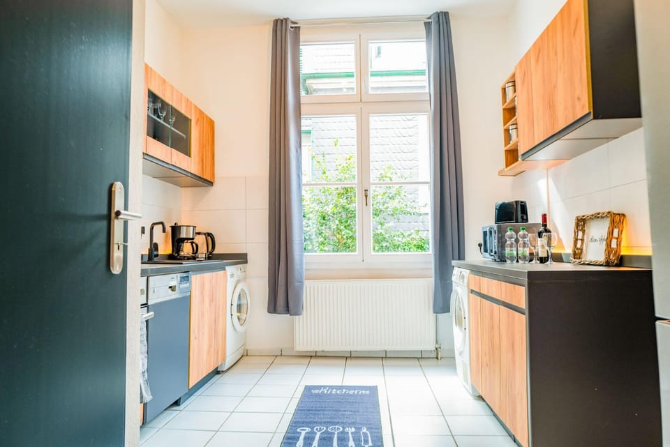Coffee/tea facilities, Kitchen or kitchenette, dishwasher, oven, stove, toaster