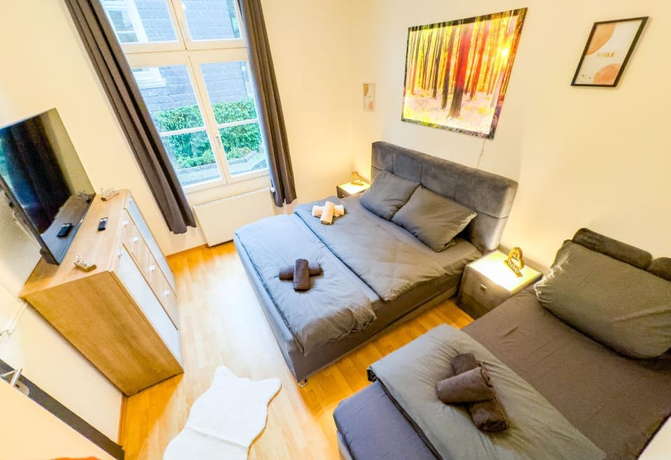 Bed, TV and multimedia, Photo of the whole room, Bedroom