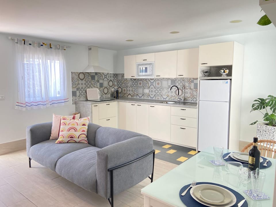 Kitchen or kitchenette, Seating area, Dining area, stove
