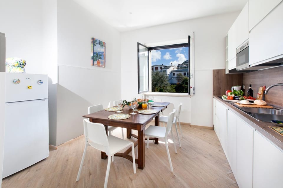 Kitchen or kitchenette, Food and drinks, Dining area