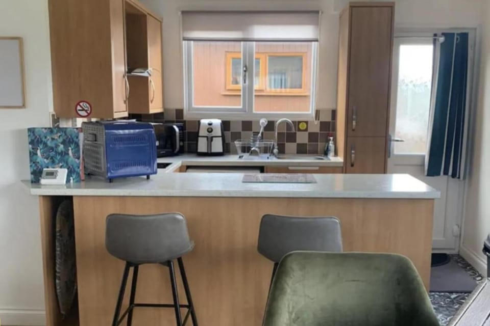 2 Bed Chalet Sleeps 6 - Pets Near Beach Parking Chalet in Mablethorpe