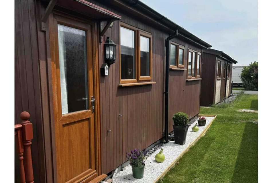 2 Bed Chalet Sleeps 6 - Pets Near Beach Parking Chalet in Mablethorpe
