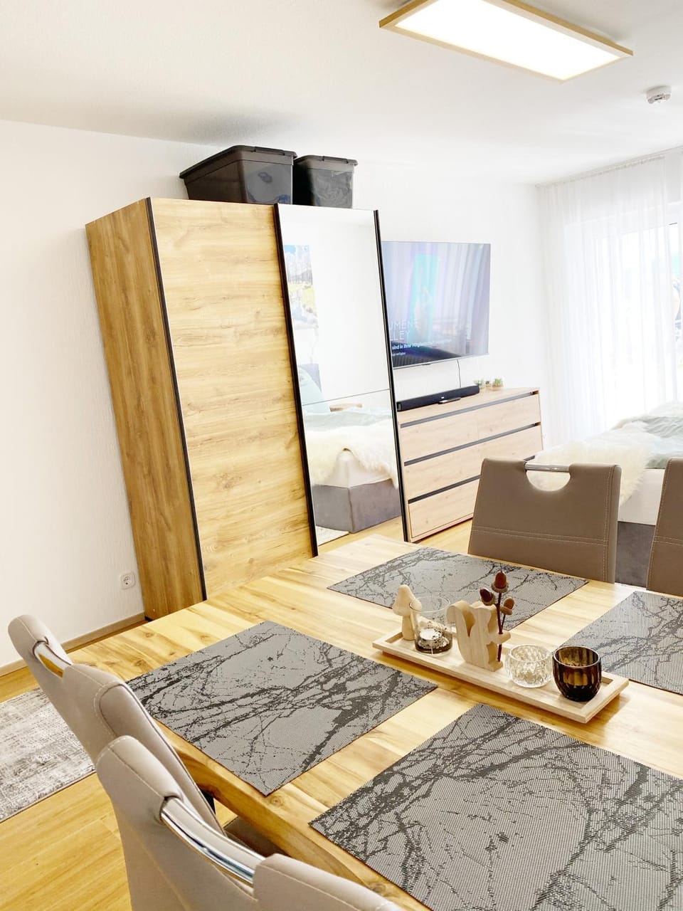 Bed, TV and multimedia, Seating area, Dining area, Bedroom