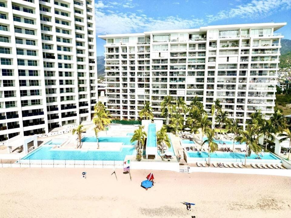 Property building, Day, Pool view, Swimming pool, sunbed