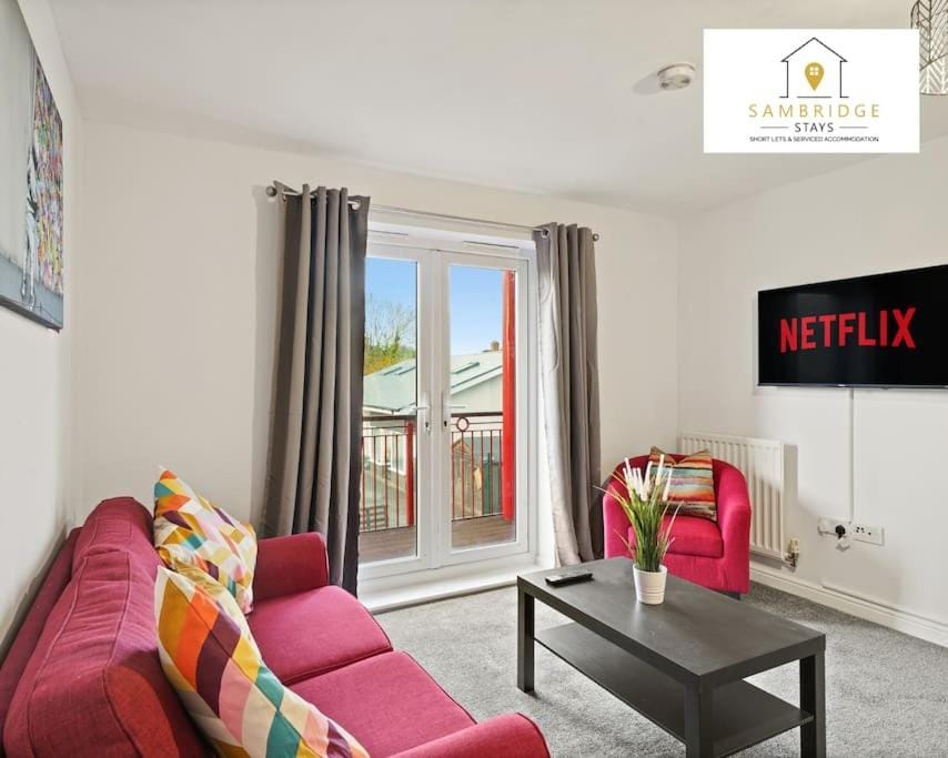 Aylesbury Central - 2 Bedroom Serviced Apt in Aylesbury By Sambridge Stays Apartment in Aylesbury