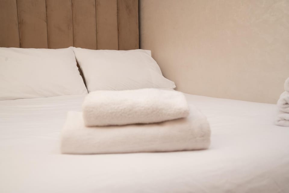Bedroom, towels