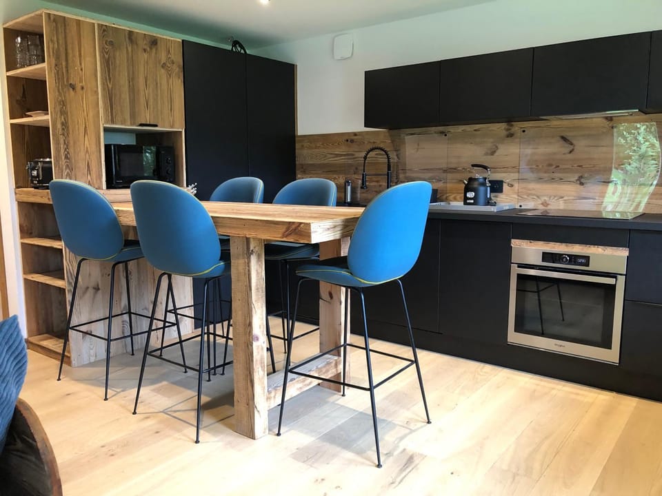 Kitchen or kitchenette, Dining area