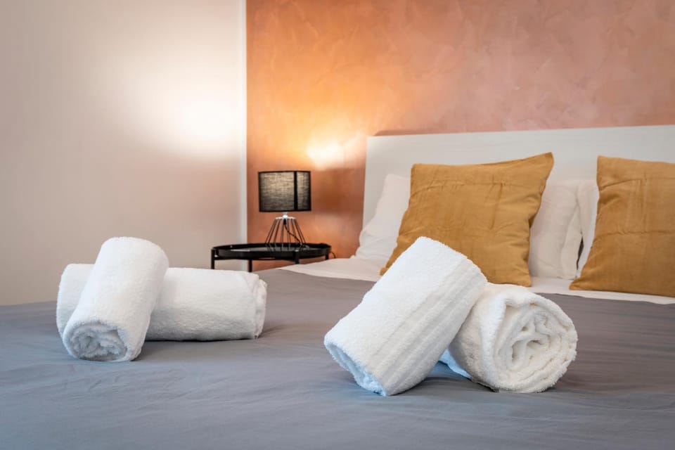 Bed, towels