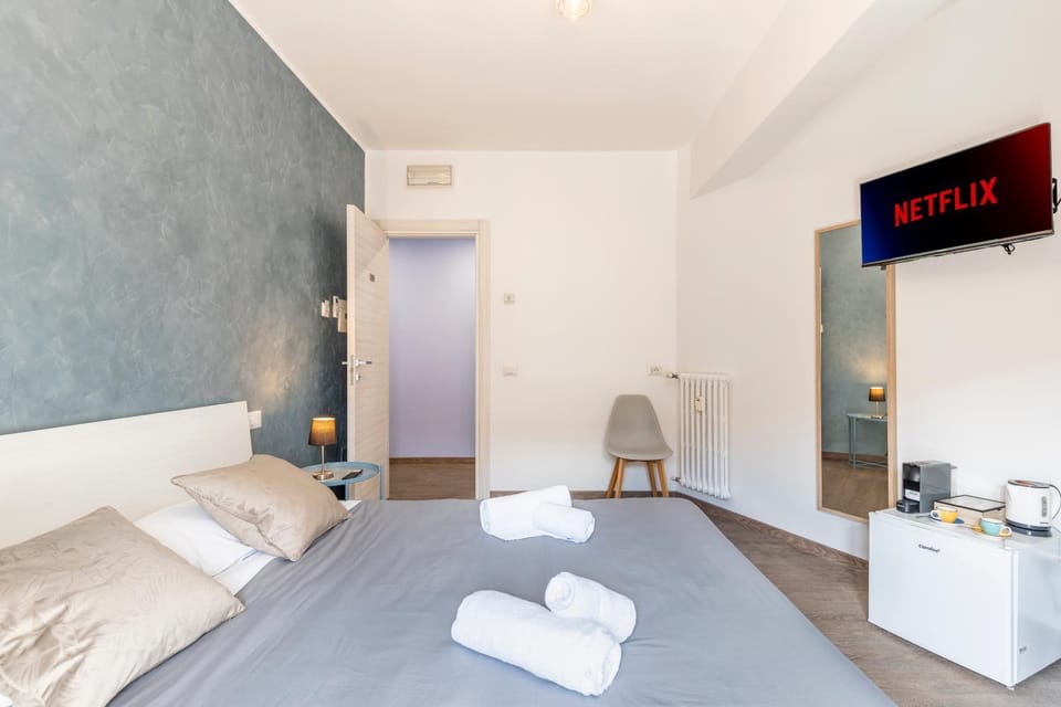 Bed, Photo of the whole room, towels