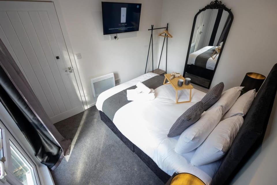 Bed, TV and multimedia, Photo of the whole room, Bedroom