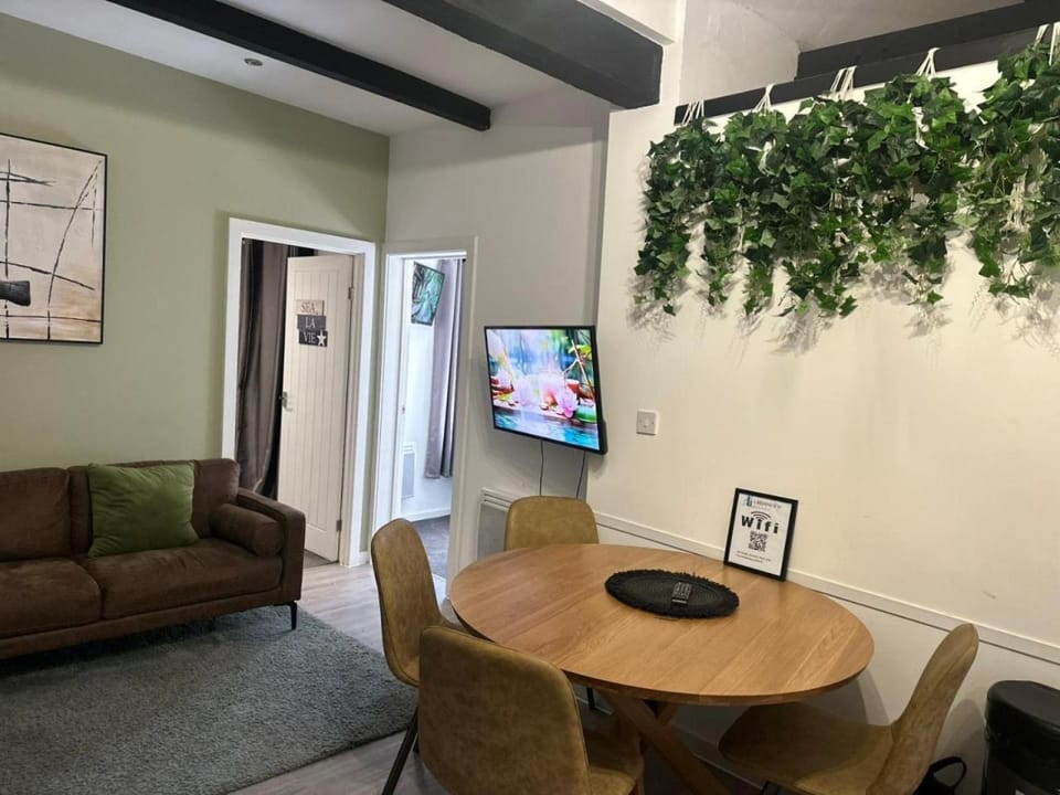 TV and multimedia, Living room, Seating area, Dining area