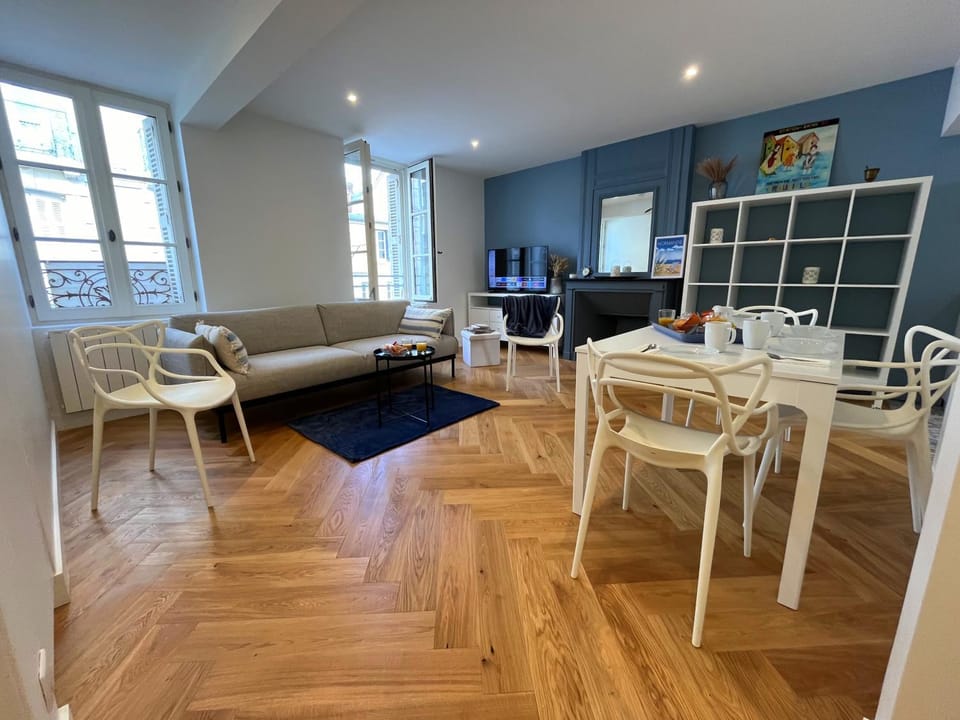 Living room, Dining area