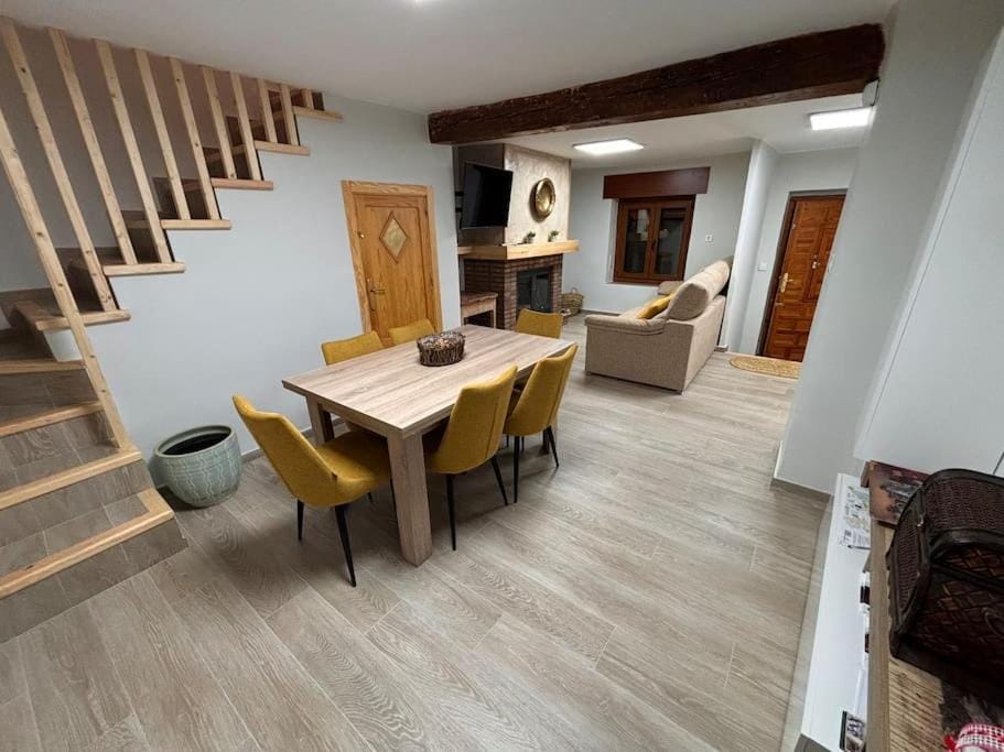TV and multimedia, Living room, Seating area, Dining area