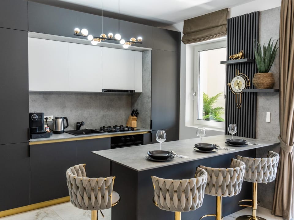 Coffee/tea facilities, Kitchen or kitchenette, Dining area, stove