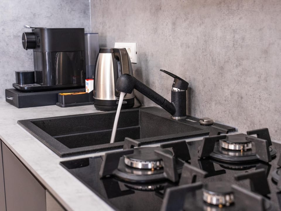 Coffee/tea facilities, Kitchen or kitchenette, stove