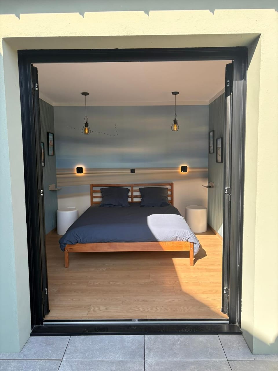 Property building, Bed, Decorative detail, Decorative detail, Bedroom