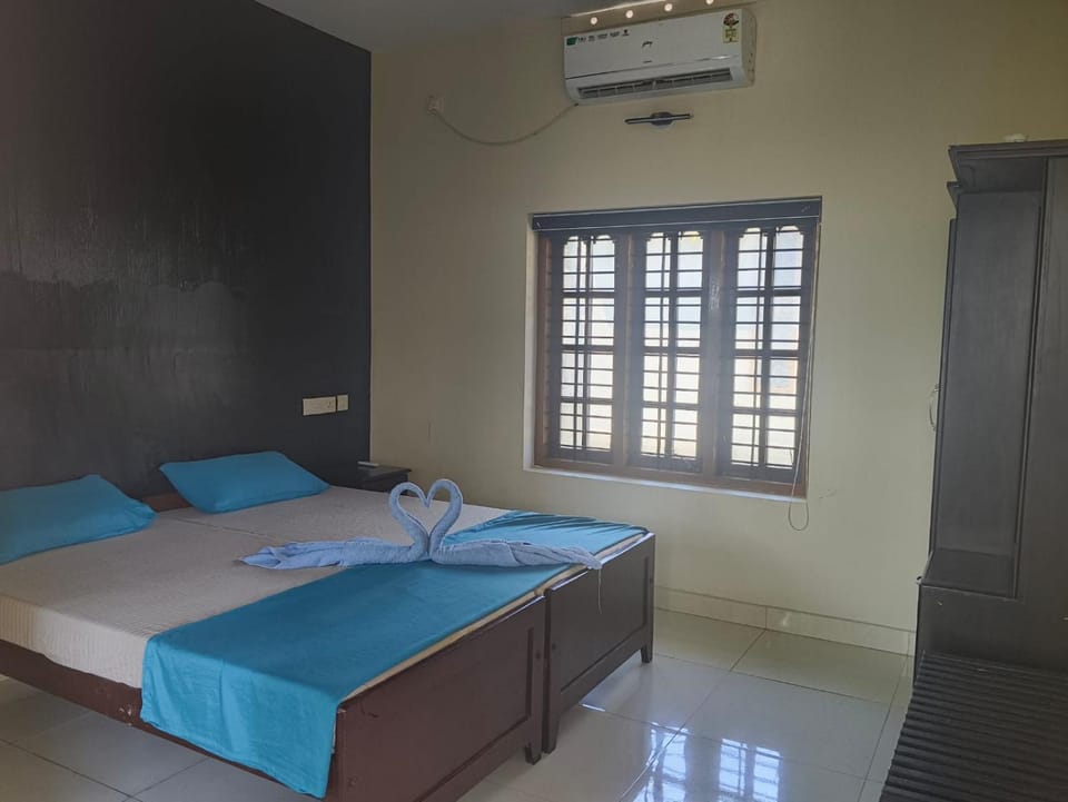 Nomad Guest House 2 Min Walk to Varkala Cliff Vacation rental in Varkala