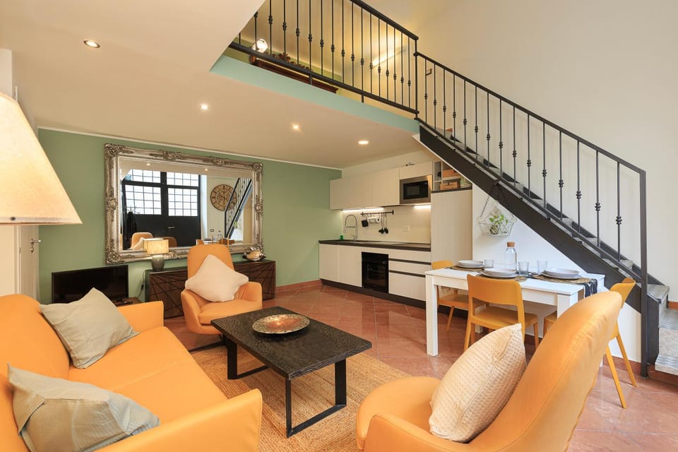Property building, Kitchen or kitchenette, Living room, Seating area, Dining area