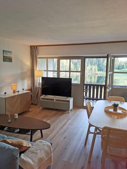 TV and multimedia, Living room, Seating area, Evening entertainment