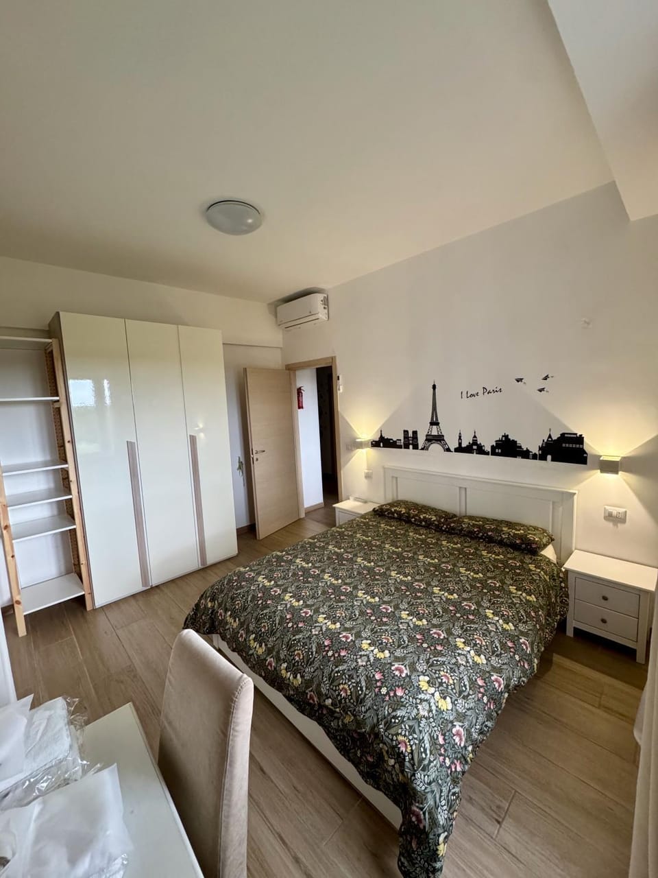 Bed, Photo of the whole room, Bedroom, wardrobe