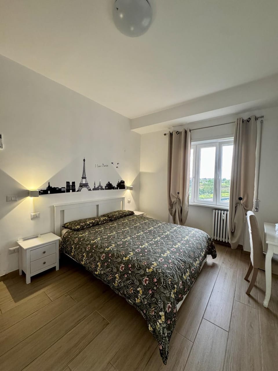 Bed, Photo of the whole room