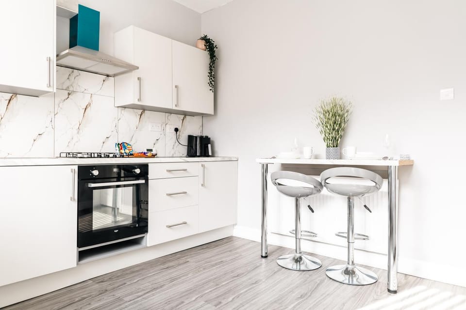 Kitchen or kitchenette, Dining area, microwave, minibar, oven, stove