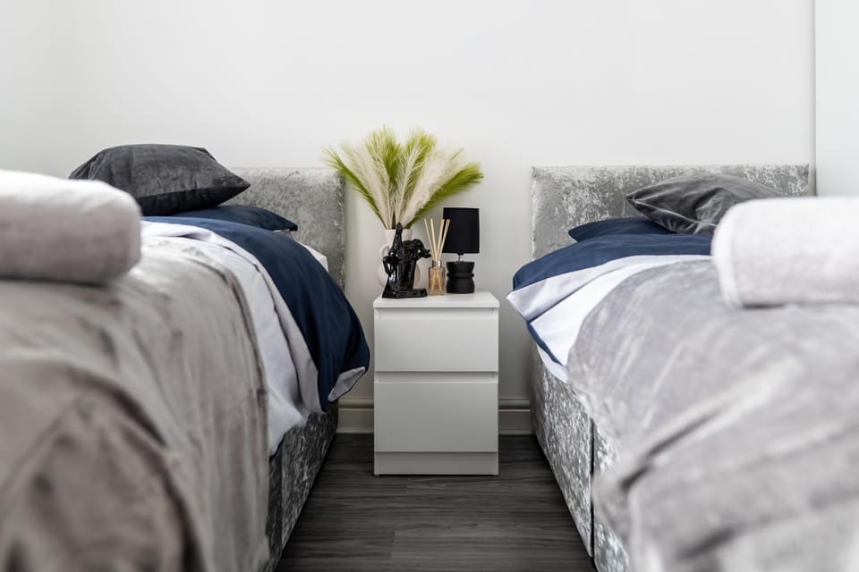Bed, flat iron, hair dryier, heating, towels
