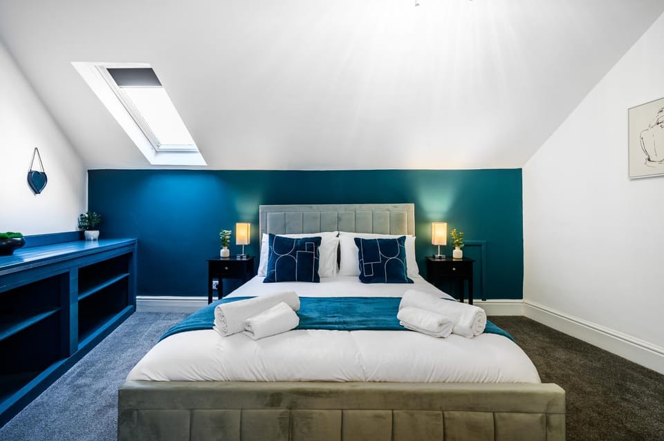 Bed, Photo of the whole room, Bedroom, towels