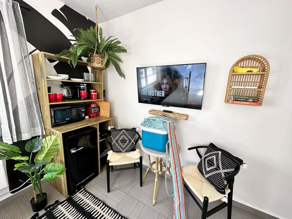 Library, TV and multimedia, Kitchen or kitchenette, Seating area, Dining area