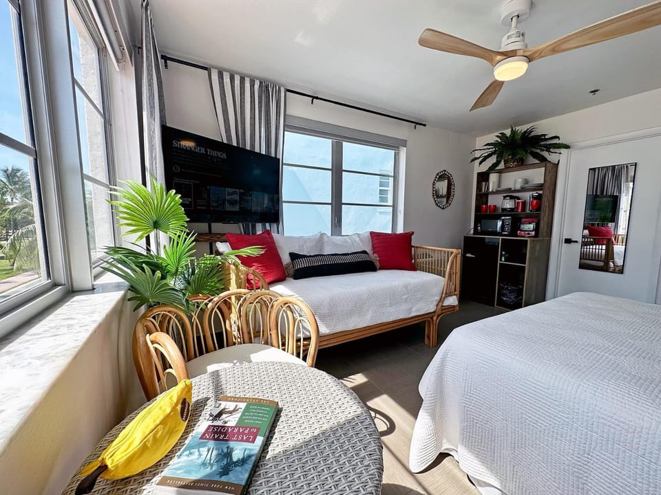 Bed, TV and multimedia, Kitchen or kitchenette, Living room, Photo of the whole room, Seating area, Dining area, Bedroom