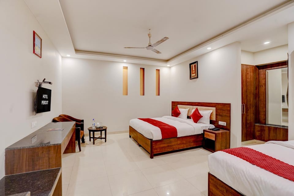 Bed, TV and multimedia, Living room, Photo of the whole room, Seating area, Bedroom, fireplace, air conditioner