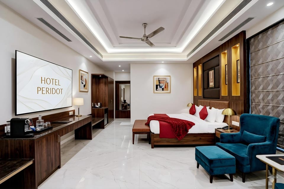 Bed, TV and multimedia, Living room, Photo of the whole room, Seating area, Bedroom, fireplace