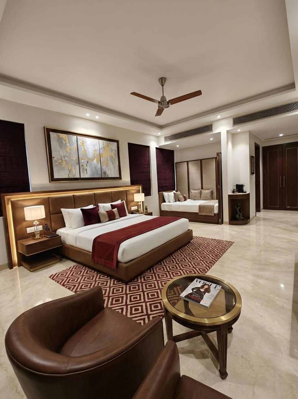 Bed, TV and multimedia, Living room, Photo of the whole room, Seating area, Bedroom, fireplace, air conditioner