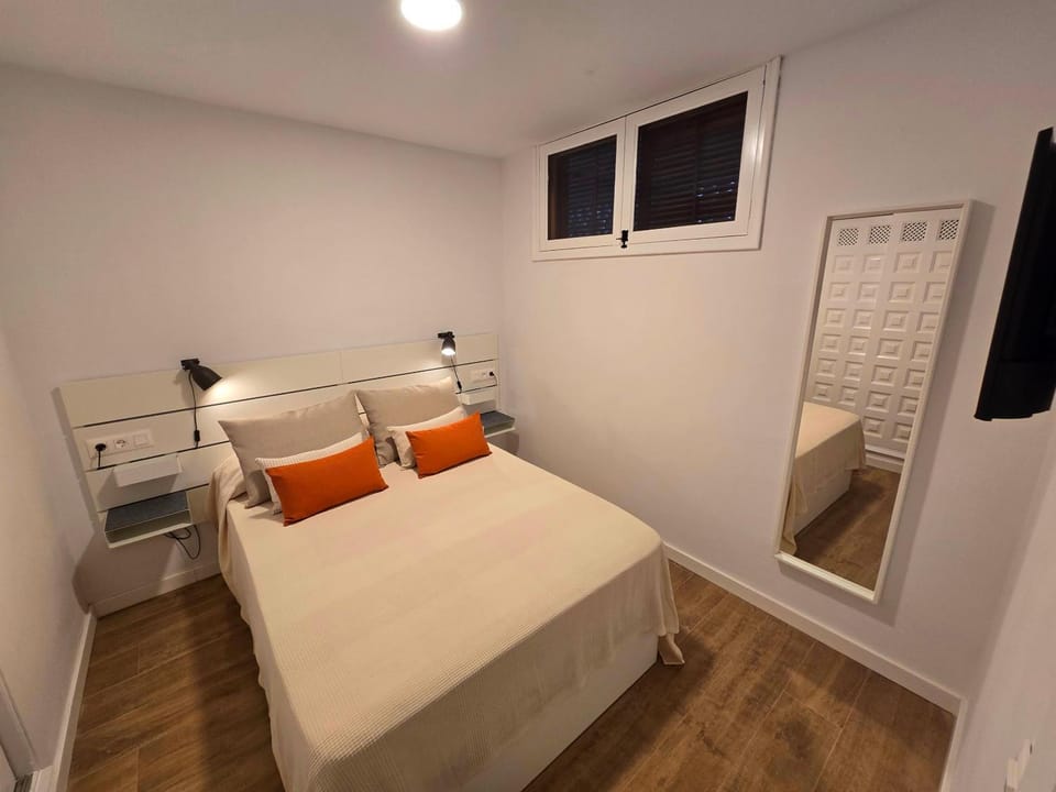 Bed, TV and multimedia, Photo of the whole room, Bedroom