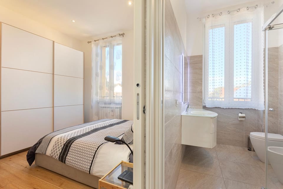 Shower, Toilet, Bed, Bathroom, Photo of the whole room, Bedroom, towels