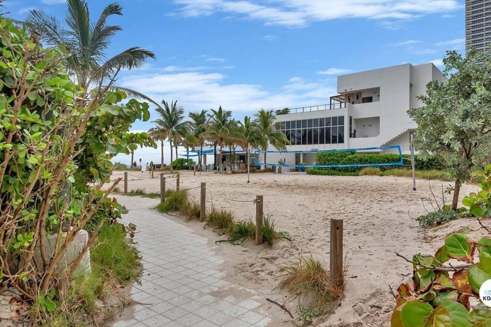 Beach home 1Bed/1.5Bath w/King bed at Sian House in Hollywood Beach