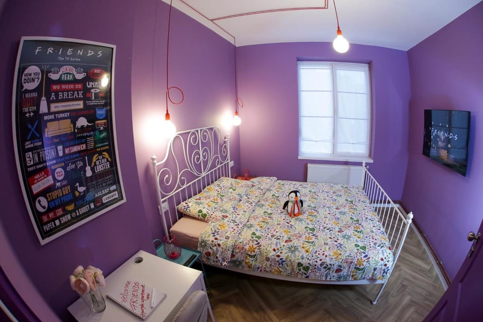 Bed, TV and multimedia, Bedroom