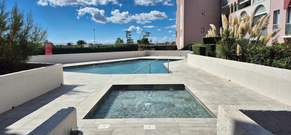 Amoureva B35, T2 vue mer, parking, piscine, clim Apartment in Agde