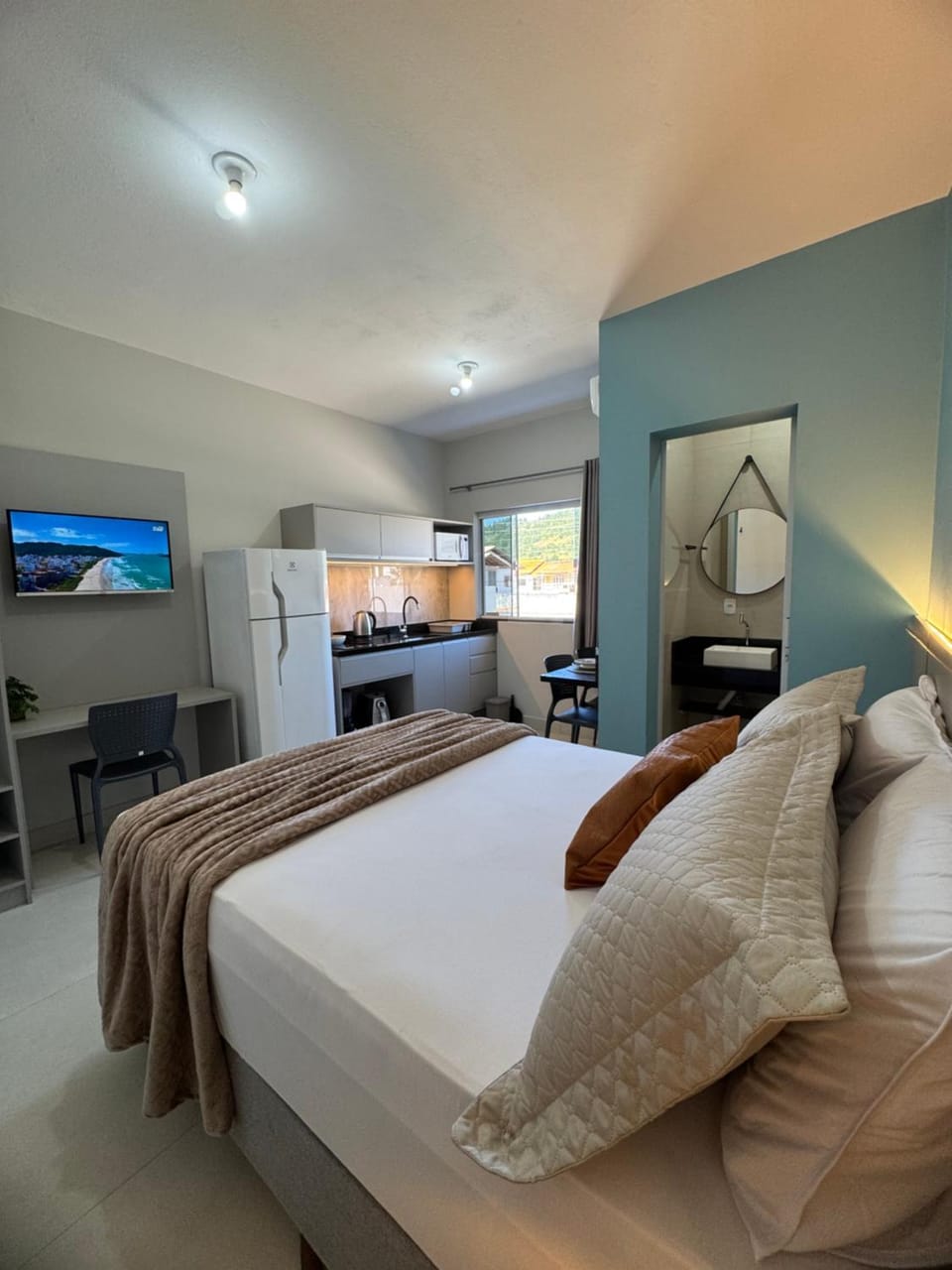 Bed, TV and multimedia, Kitchen or kitchenette, Photo of the whole room, Bedroom