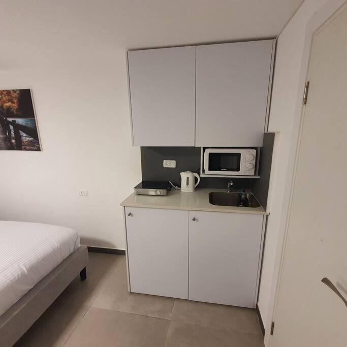 Ryo 17 דירה במלון בוטיק 2 דקות מטיילת בת ים Apartment in Tel Aviv District