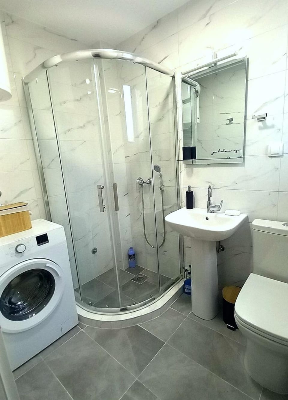 Shower, Toilet, Bathroom, towels, washing machine