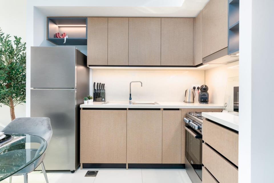 Coffee/tea facilities, Kitchen or kitchenette, oven, stove