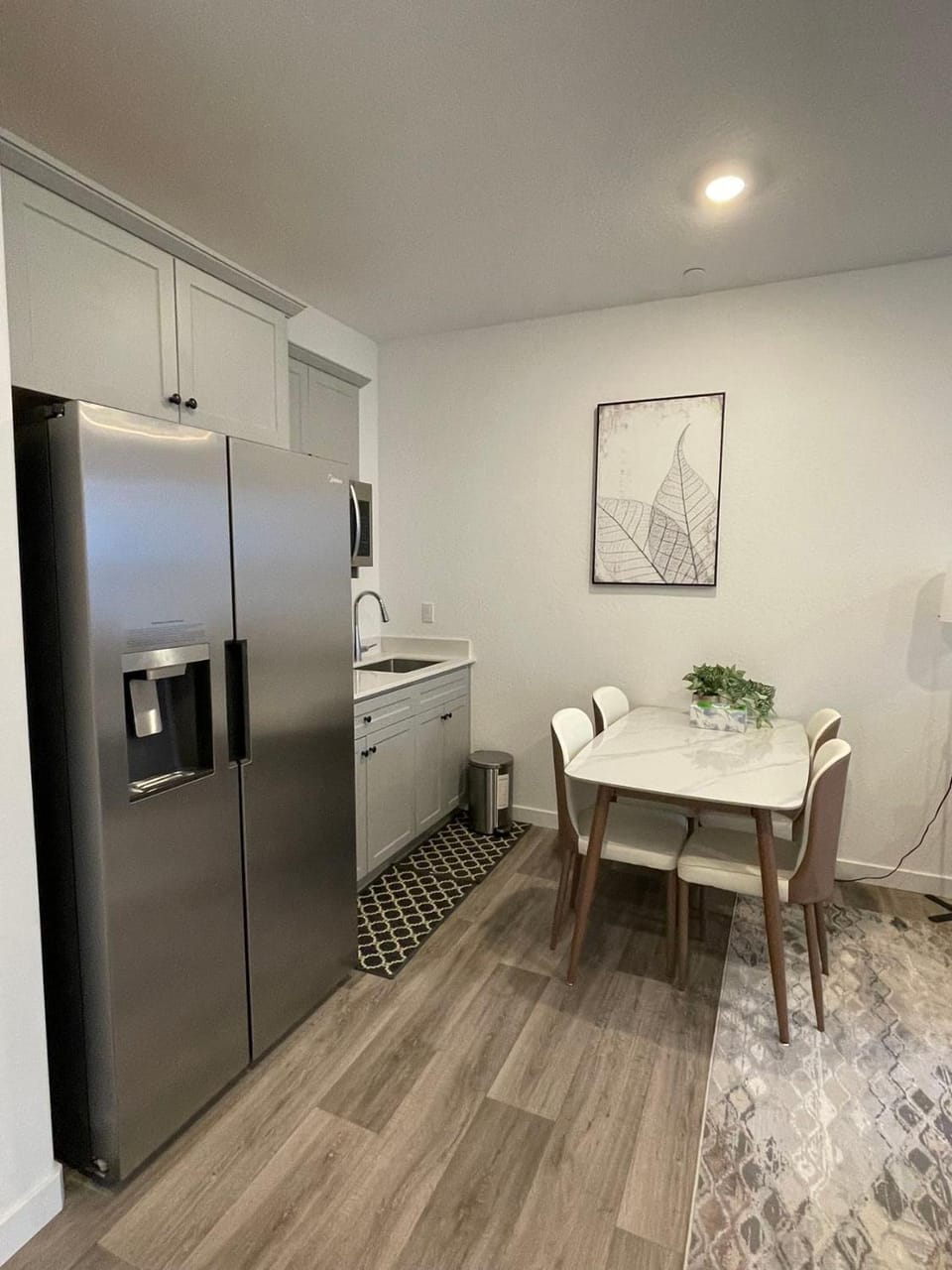 Kitchen or kitchenette, Dining area