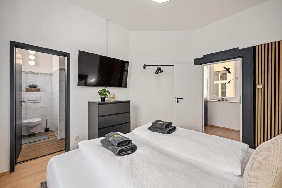 Bed, TV and multimedia, Photo of the whole room, Bedroom, towels
