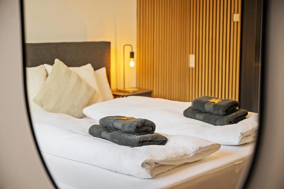 Bed, Bedroom, towels