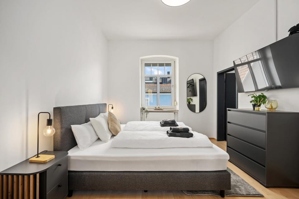 Bed, TV and multimedia, Photo of the whole room, Bedroom