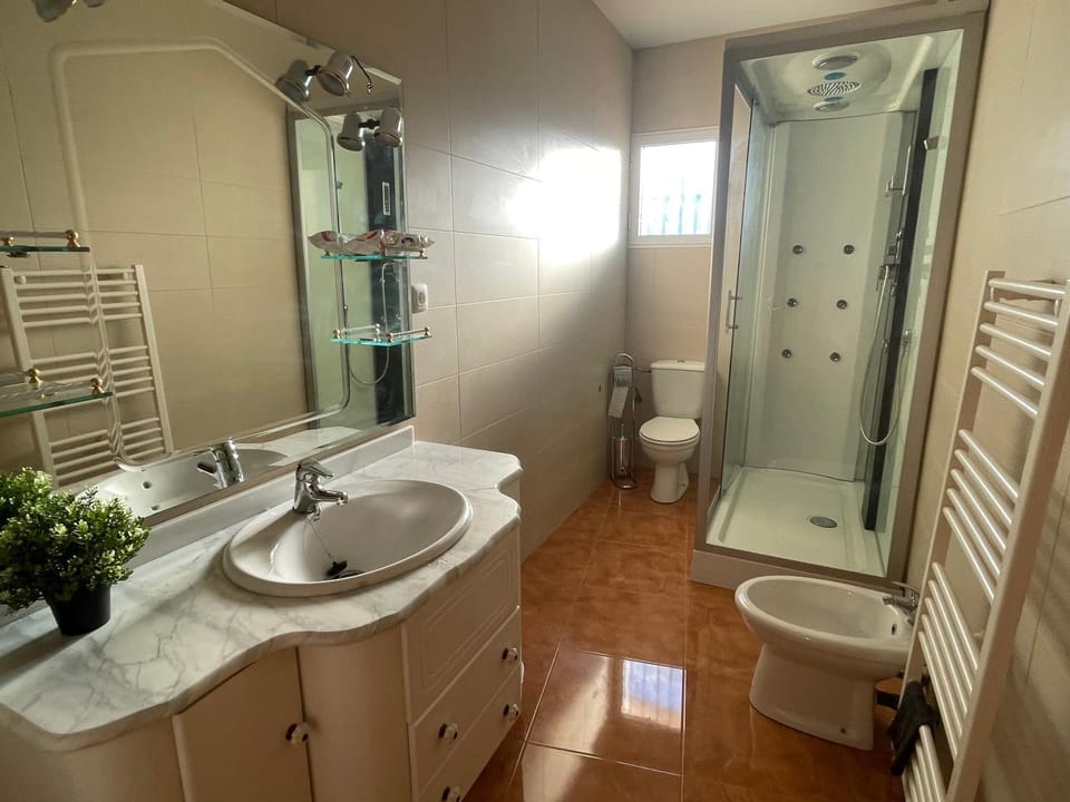 Shower, Toilet, Bathroom, bidet, towels