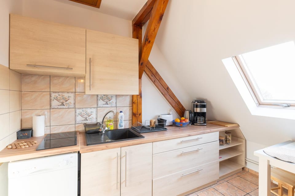 Coffee/tea facilities, Kitchen or kitchenette, dishwasher, stove, toaster