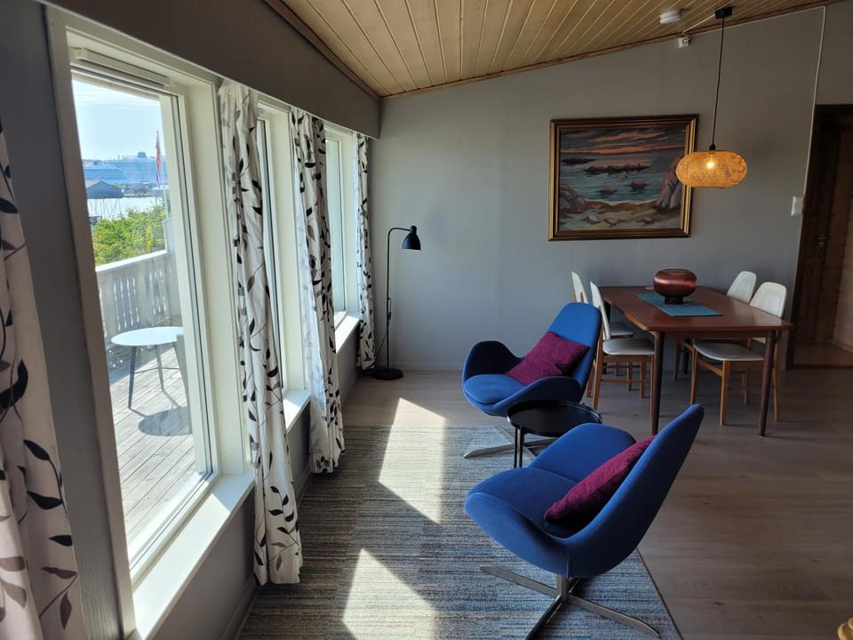 Seating area, Dining area