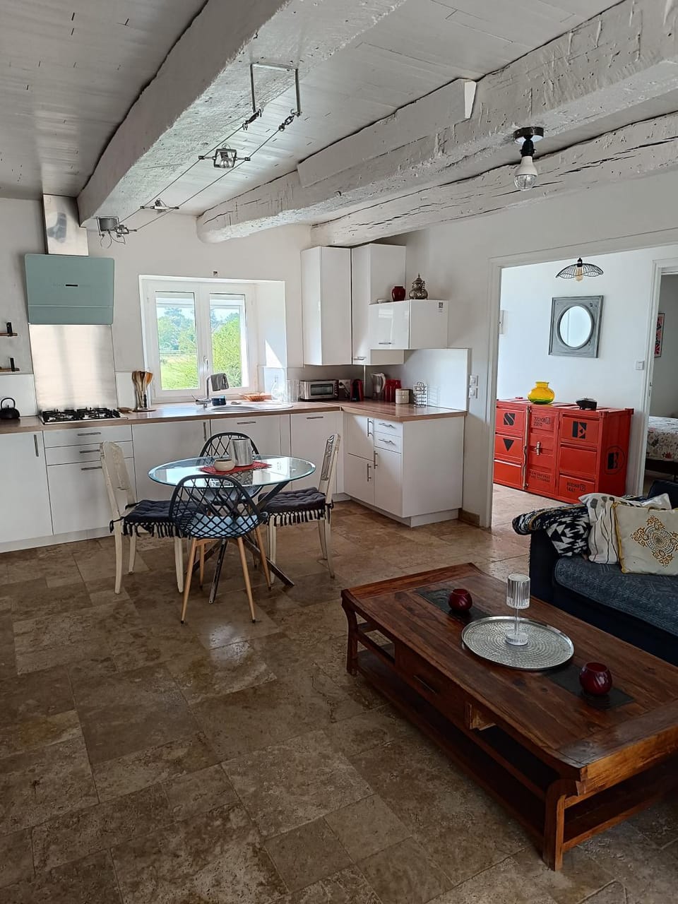 Kitchen or kitchenette, Dining area